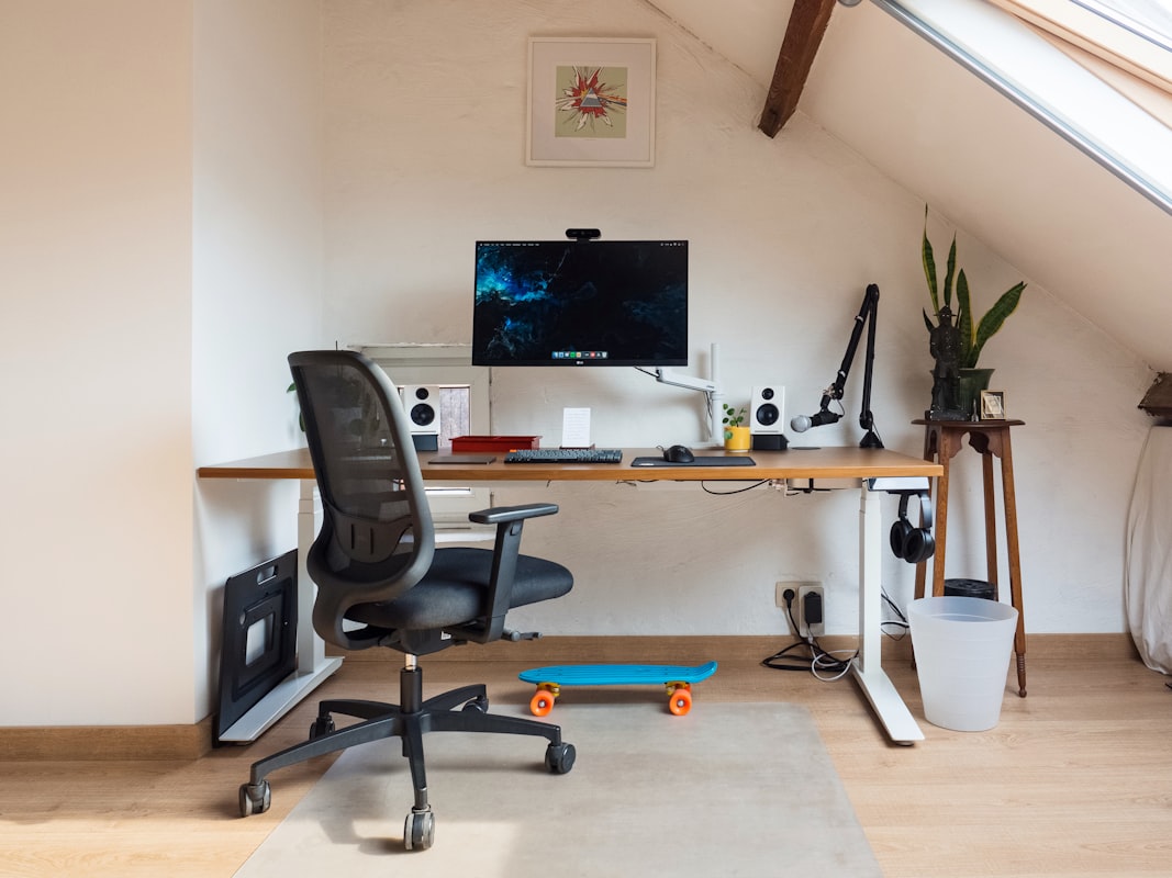 Ergonomische werkplek met kantoorstoelen en bureaus
